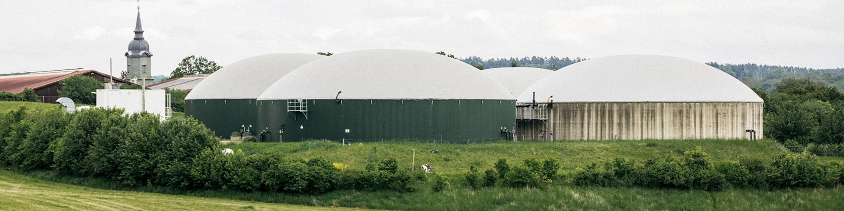 Biogasanlage inmitten von Feldern